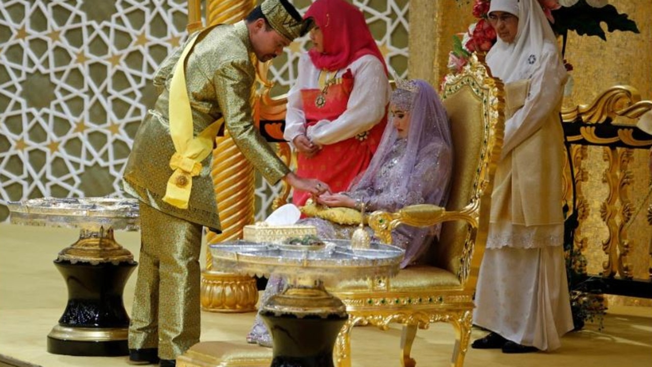 Brutal Sultan Of Brunei Leads A Lavish Life As One Of The Worlds 