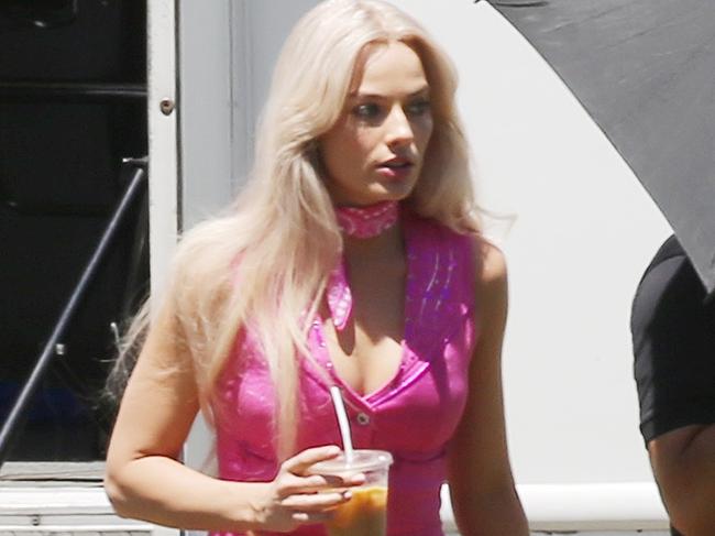 New look at Margot as Barbie