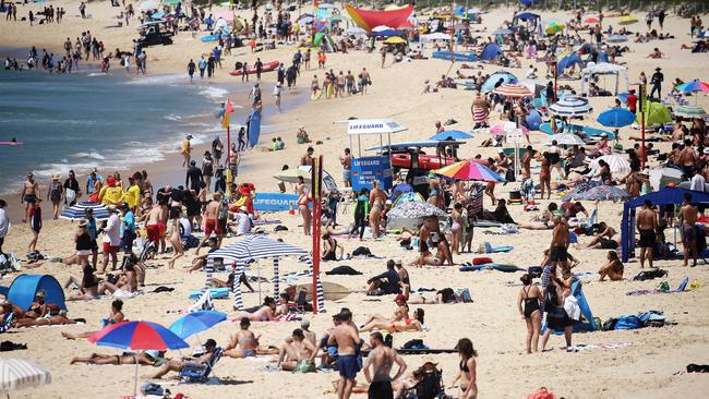 People enjoying the hot weather at Maroubra Beach on Saturday. Picture: Tim Hunter