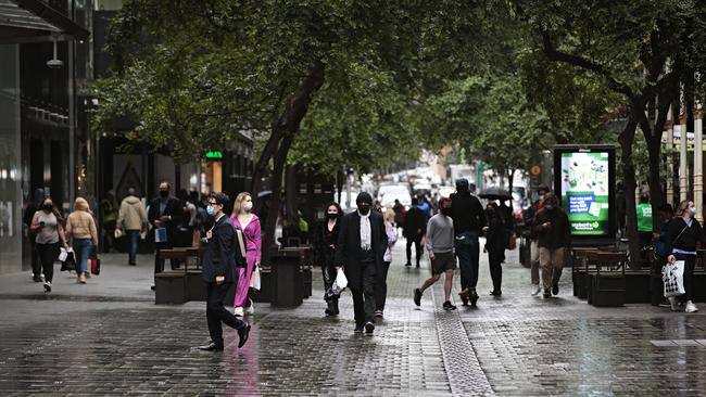 Residents hit the shops with retail now open. Picture: NCA NewsWire / Adam Yip