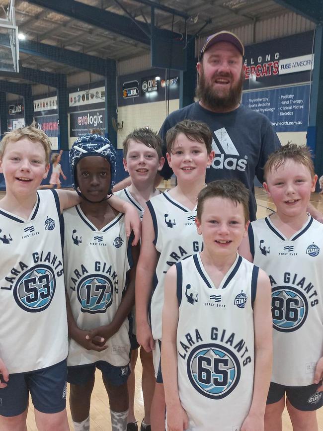 Leon de Silva with his basketball team.