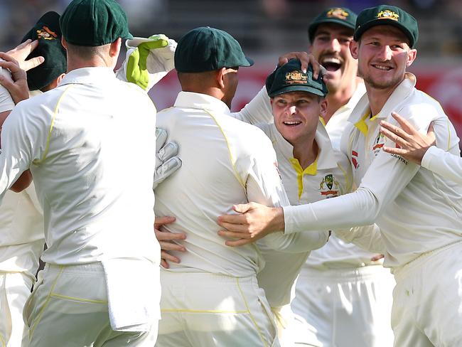 Australian captain Steve Smith (centre) reacts with players after Josh Hazlewood dismissed England batsman James Vince for 2 runs on Day 3 of the First Test match between Australia and England at the Gabba in Brisbane, Saturday, November 25, 2017. (AAP Image/Dave Hunt) NO ARCHIVING, EDITORIAL USE ONLY, IMAGES TO BE USED FOR NEWS REPORTING PURPOSES ONLY, NO COMMERCIAL USE WHATSOEVER, NO USE IN BOOKS WITHOUT PRIOR WRITTEN CONSENT FROM AAP