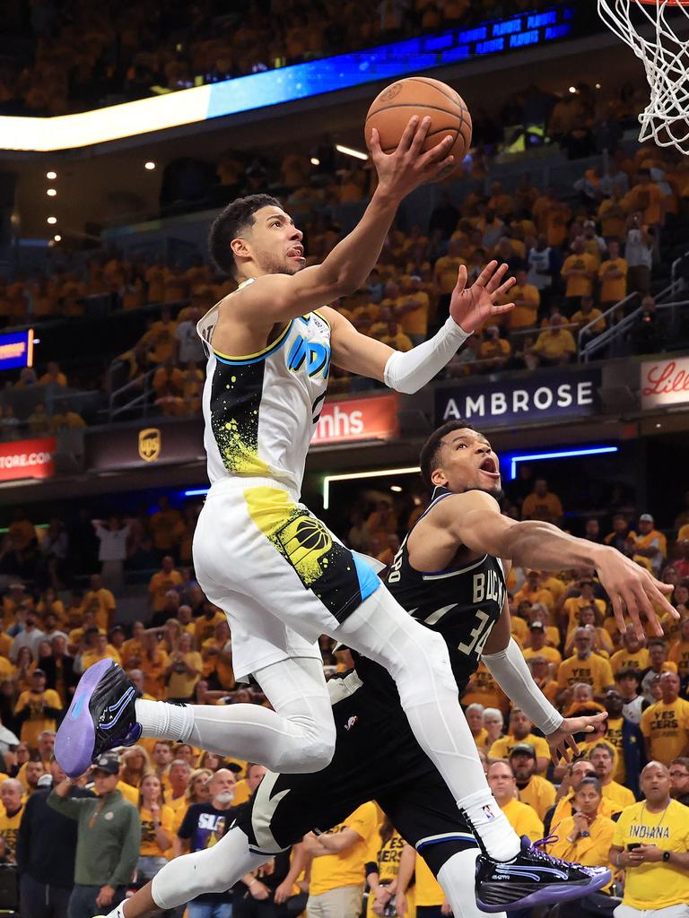 Tyrese Haliburton scores a basket over Giannis Antetokounmpo. Photo: Justin Casterline/Getty Images/AFP.