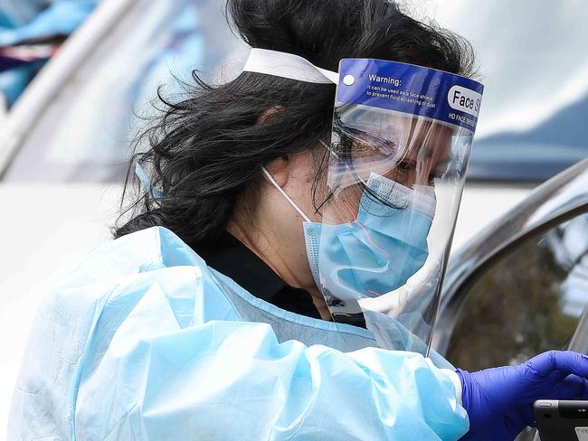 MELBOURNE, AUSTRALIA - NewsWire Photos NOVEMBER 17, 2020 : COVID-19 pop up test sites across Melbourne. An official takes details as cars line up at the testing site at Preston Darebin Arts Centre Carpark. Picture : NCA NewsWire / Ian Currie