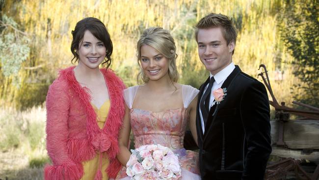 Neighbours wedding (L to R): Ashleigh Brewer, Margot Robbie and Sam Clark