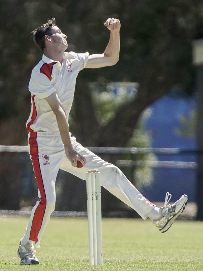 Mt Martha bowler Michael Clavin steams in. Picture: Valeriu Campan