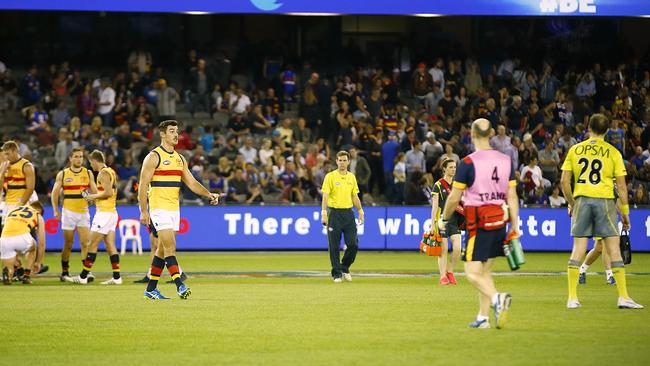 AFL: Round 7 Western Bulldogs v Adelaide Taylor Walker talks to the umpire Troy Pannell at three quarter time Picture:Wayne Ludbey