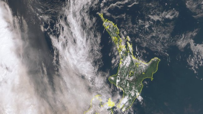 Satellite images show smoke from the NSW bushfires making its way across the Tasman Sea to New Zealand/ Picture: Twitter.