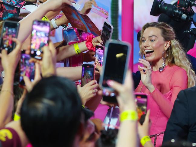 Margot Robbie takes photos with fans and signs autographs during the pink carpet for Barbie at Plaza Parque Toreo in Mexico. Picture: Hector Vivas/Getty Images