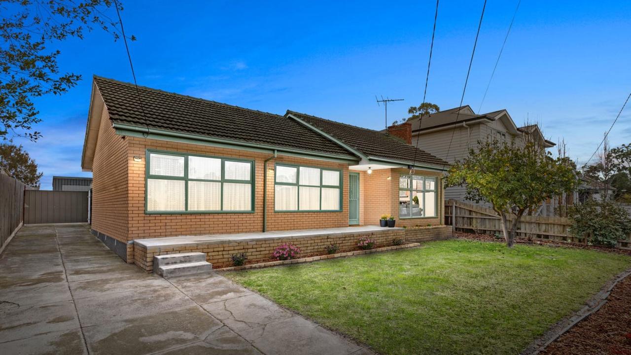 41 Golf View Rd, Heatherton sold under the hammer on Saturday.