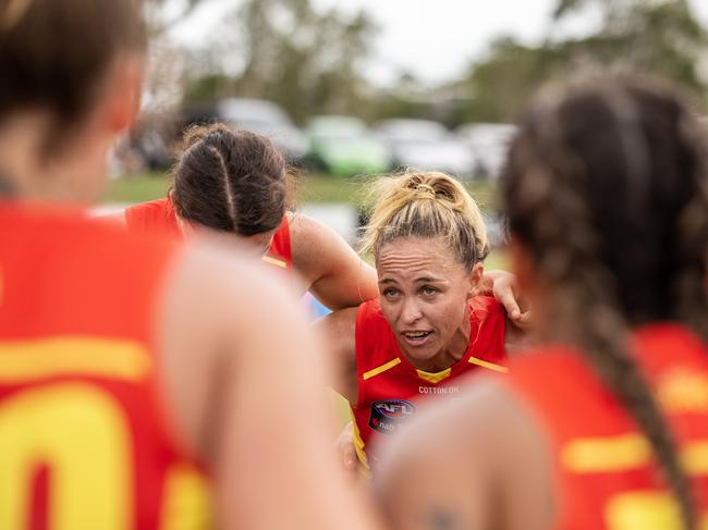 Leah Kaslar talks to the Gold Coast Suns AFLW playing group.