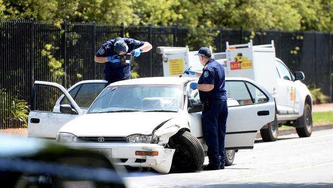 Police examine the Troy McLean’s car, damaged as he crashed Oldham Rd at Elizabeth Valley while trying to drive himself to hospital after being stabbed. Picture: Bernard Humphreys