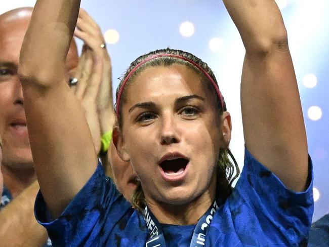 TOPSHOT - United States forward Alex Morgan (C) raises the SheBelieves Cup trophy as the United States Womenâs National Soccer Team celebrates following the 2023 SheBelieves Cup soccer match between the United States and Brazil at Toyota Stadium in Frisco, Texas, on February 22, 2023. (Photo by Patrick T. Fallon / AFP)