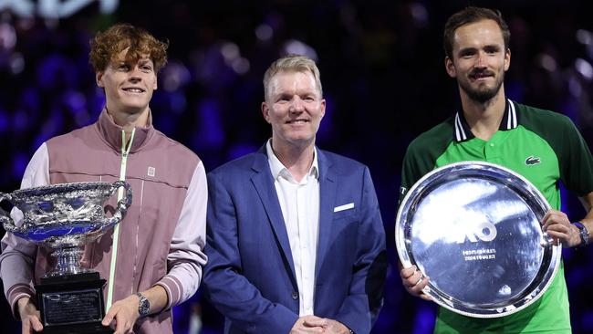 Italy's Jannik Sinner (L) and runner-up Russia's Daniil Medvedev pose for the pictures with former tennis player Jim Courier after their men's singles final match on day 15 of the Australian Open tennis tournament in Melbourne on January 29, 2024. (Photo by Martin KEEP / AFP) / -- IMAGE RESTRICTED TO EDITORIAL USE - STRICTLY NO COMMERCIAL USE --