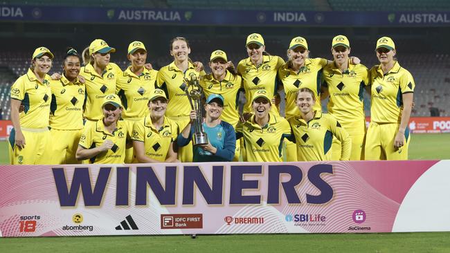 Australia celebrate with the series trophy in India. (Photo by Pankaj Nangia/Getty Images)