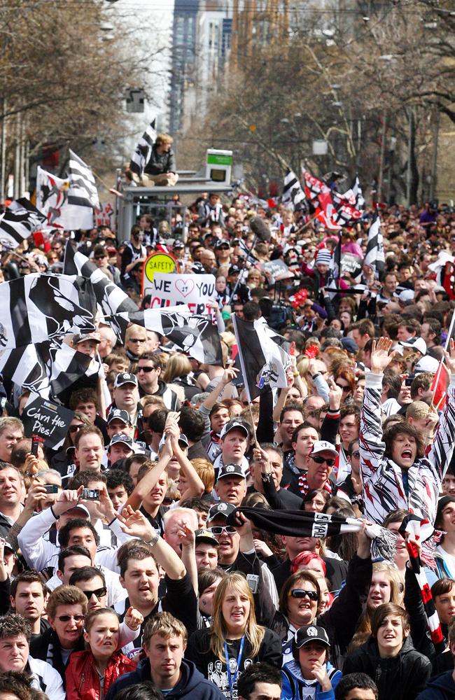 St Kilda and Collingwood fans jostling for a glimpse of their footy heroes in 2010. Picture: HWT Library.