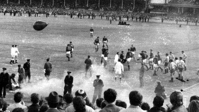 JULY 10, 1971: Protest during NSW v South Africa Springboks RU game at the SCG in Sydney, 10/07/71. Pic News Limited. Rugby Union / Demonstration