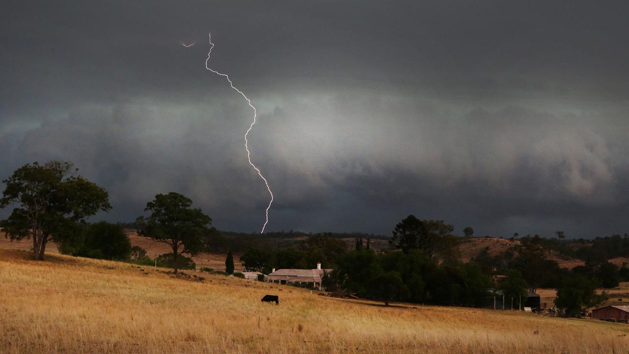 Large hail, 100mm rain: Severe storms set to flare up across Qld