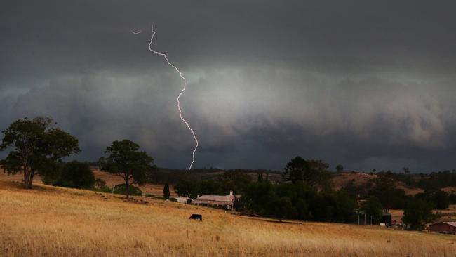 A storm rolls into Cooya, Darling Downs. Pic by Luke Marsden.