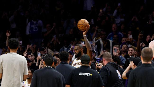 James acknowledges the crowd. (Photo by KEVORK DJANSEZIAN / GETTY IMAGES NORTH AMERICA / Getty Images via AFP)