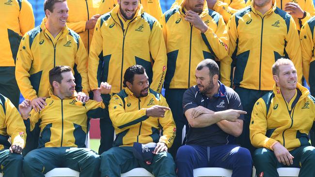 Kurtley Beale (centre) and coach Michael Cheika (right) are seen during the Australian Wallabies team photo on the Gold Coast in 2018.