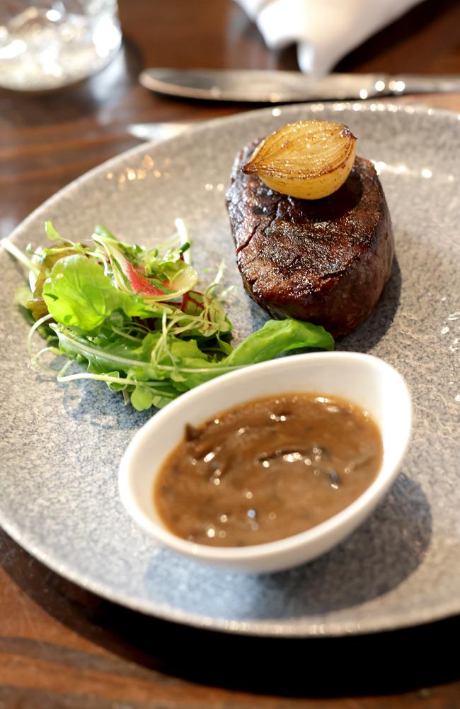 The food at Deery's Restaurant, Story Bridge Hotel.