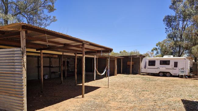 20 Delahoy Rd, Meringur, features a series of carports and a caravan.