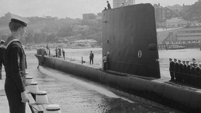 The HMAS Oxley arriving at HMAS Platypus, August 1967