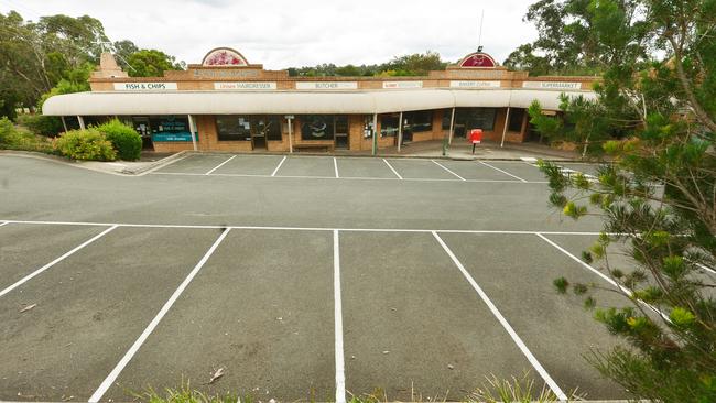 *Can be done any time* *Front page pics* This shopping centre has been left completely empty after the landlord kicked out the last of its six tennants in January. We're looking to run a front page collage of the empty lot. Looking for lots of different pictures of the shops -- signs, broken VB sign, the entrance, the post box, the welcome sign... just lots of different photos we can collage and overlay the words 'ghost town'. Cheers