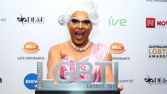 Ben Graetz aka Miss Ellaneous poses with the Artist of the Year award at the 2019 Australian LGBTI Awards (Photo by Lisa Maree Williams/Getty Image)