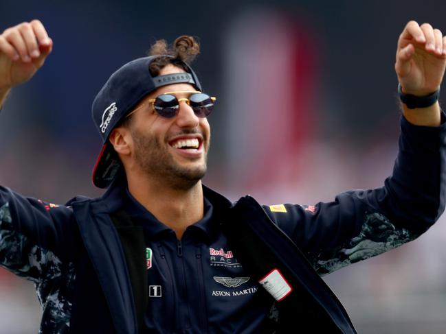 MEXICO CITY, MEXICO - OCTOBER 29:  Daniel Ricciardo of Australia and Red Bull Racing on the drivers parade before the Formula One Grand Prix of Mexico at Autodromo Hermanos Rodriguez on October 29, 2017 in Mexico City, Mexico.  (Photo by Clive Rose/Getty Images)