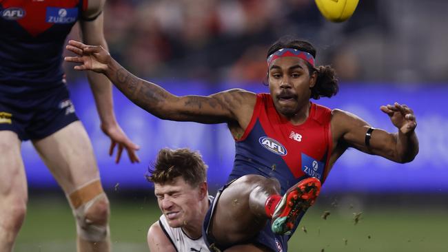 Demon Kysaiah Pickett kicks the winner. Picture: Darrian Traynor/Getty Images