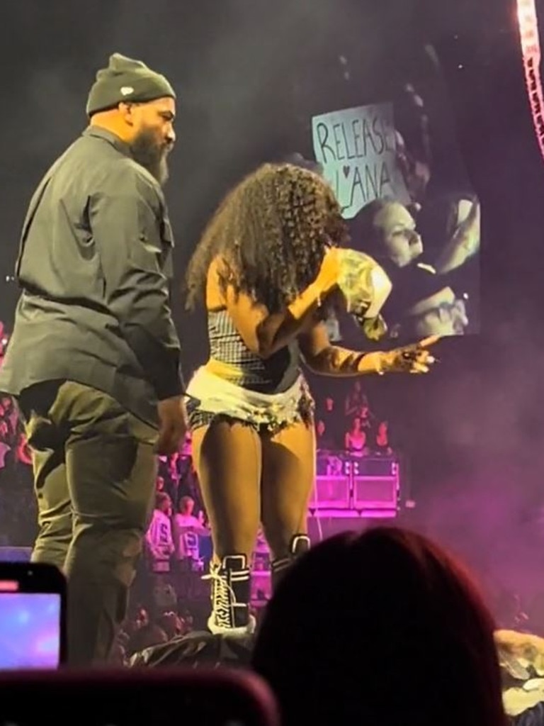 SZA called out fans at her Melbourne show.