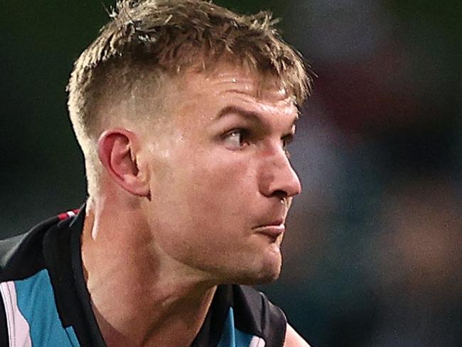 ADELAIDE, AUSTRALIA - AUGUST 27: Ollie Wines of the Power handballs during the AFL Second Qualifying Final match between Port Adelaide Power and Geelong Cats at Adelaide Oval on August 27, 2021 in Adelaide, Australia. (Photo by Daniel Kalisz/Getty Images)