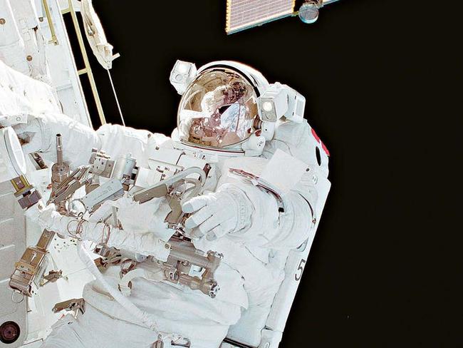 TWAM-20160305   EMBARGO FOR TWAM 5 March 2016Andy Thomas astronaut makes first space walk 2001 Pic : NASA