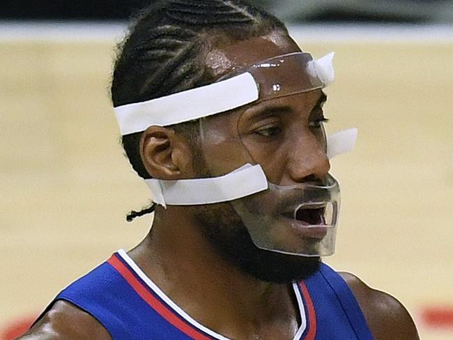 LOS ANGELES, CALIFORNIA - DECEMBER 30: Kawhi Leonard #2 of the LA Clippers wears a face guard during the first half against the Portland Trail Blazers at Staples Center on December 30, 2020 in Los Angeles, California. NOTE TO USER: User expressly acknowledges and agrees that, by downloading and/or using this photograph, user is consenting to the terms and conditions of the Getty Images License Agreement.   Harry How/Getty Images/AFP == FOR NEWSPAPERS, INTERNET, TELCOS & TELEVISION USE ONLY ==