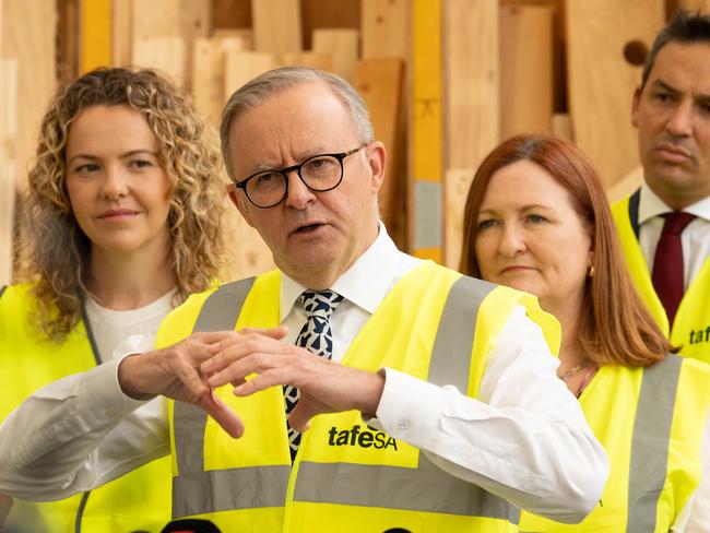 ADELAIDE/ KAURNA YARTA, AUSTRALIA - NewsWire Photos JANUARY 17, 2024: Minister for Planning, Housing & Urban Development Nadia Clancy, the Prime Minister Anthony Albanese, Member for Boothby, Louise Miller-Frost and South Australian Minister for Education, Training and Skills, Blair Boyer at a media conference at the TAFE SA facility at Tonsley. Picture: NCA NewsWire / Morgan Sette