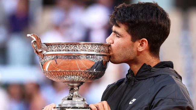 Spain's Carlos Alcaraz kisses the trophy after winning against Germany's Alexander Zverev in the men's singles final match on Court Philippe-Chatrier on day fifteen of the French Open tennis tournament at the Roland Garros Complex in Paris on June 9, 2024. (Photo by EMMANUEL DUNAND / AFP)