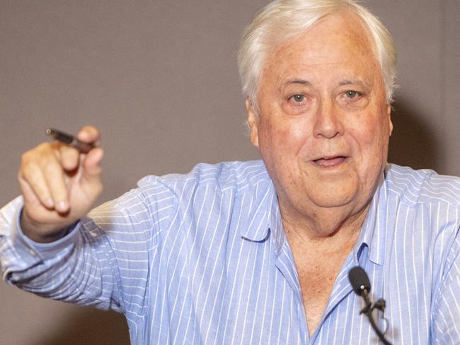 SYDNEY, AUSTRALIA. NewsWire Photos. FEBRUARY 7, 2025. Clive Palmer holds a press conference in Sydney after his company donated $5 million dollars to Foodbank Australia.  Picture: NewsWire / Jeremy Piper