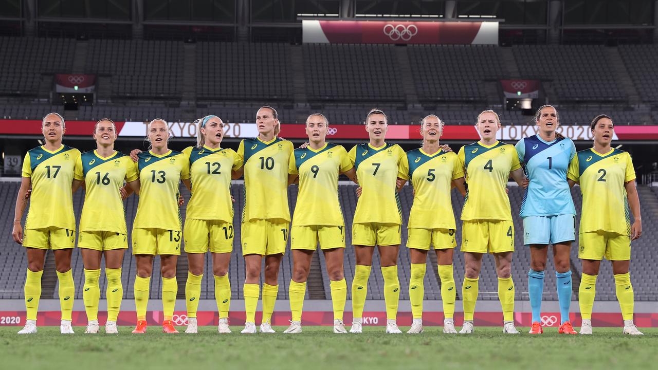 The Australian team belts out the national anthem before the match. Picture: Dan Mullan/Getty Images