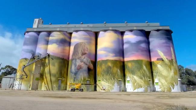 Silo art in Kimba SA (time lapse)