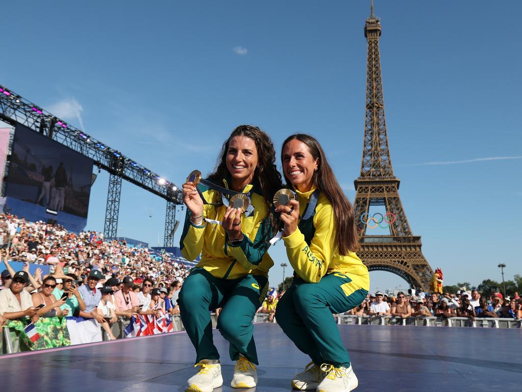 Jessica Fox (left) and Noemie Fox show off their gold medals in front of the Eiffel Tower. Picture: Getty Images