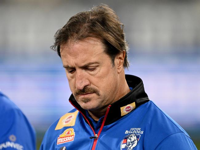 GEELONG, AUSTRALIA - JULY 30: Luke Beveridge, Senior Coach of the Bulldogs speaks to players during the round 20 AFL match between the Geelong Cats and the Western Bulldogs at GMHBA Stadium on July 30, 2022 in Geelong, Australia. (Photo by Morgan Hancock/AFL Photos/via Getty Images )