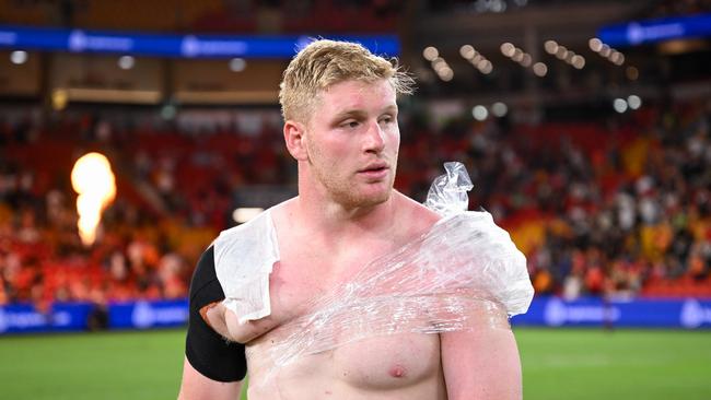 Tom Flegler leaves the field after injuring his shoulder in round five. Picture: NRL Imagery