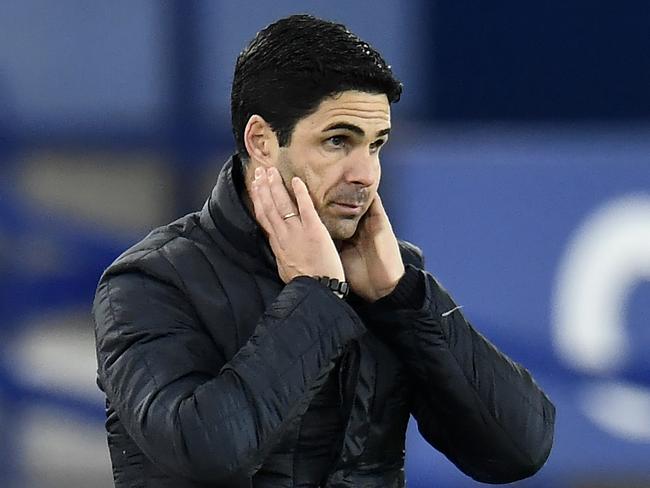 LIVERPOOL, ENGLAND - DECEMBER 19:  Mikel Arteta, Manager of Arsenal looks dejected during the Premier League match between Everton and Arsenal at Goodison Park on December 19, 2020 in Liverpool, England. A limited number of fans (2000) are welcomed back to stadiums to watch elite football across England. This was following easing of restrictions on spectators in tiers one and two areas only. (Photo by Peter Powell -