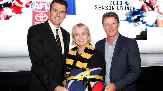 Peggy O'Neal with Richmond chief Brendon Gale, coach Damien Hardwick and the 2017 premiership flag. Picture: Michael Willson/AFL Media.