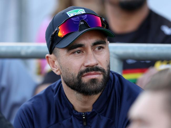 PENRITH, AUSTRALIA - SEPTEMBER 09:  Injured Warriors player Shaun Johnson looks on during the NRL Qualifying Final match between Penrith Panthers and New Zealand Warriors at BlueBet Stadium on September 09, 2023 in Penrith, Australia. (Photo by Matt King/Getty Images)