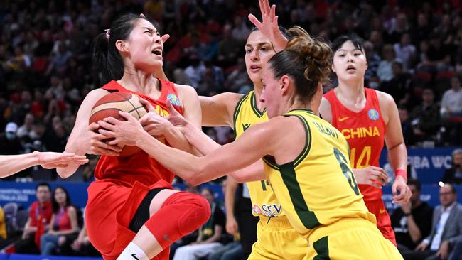 China's Wang Siyu (L) vies for the ball against Australia's Steph Talbot (2nd R).