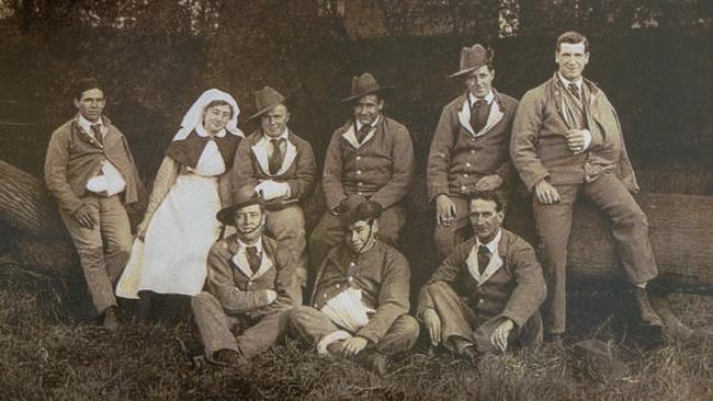 Sister Ruby Dickinson and patients in the grounds of Harefield Park House. Picture: Australian War Memorial