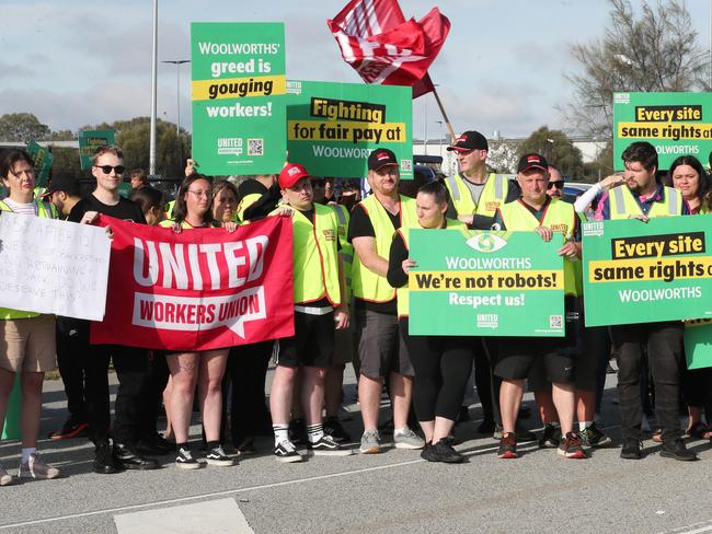 MELBOURNE, AUSTRALIA- NewsWire Photos DECEMBER 2, 2024: Woolworth workers on a picket line at the Dandenong South Distribution centre.The centre was meant to open at 6am however it remains blocked with a picket line of workers. Picture:  NewsWire/ David Crosling